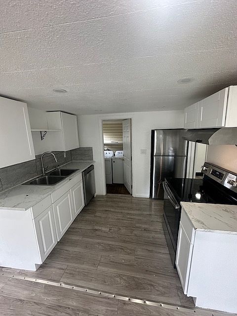 full kitchen, oven, dish washer, fridge, microwave.
