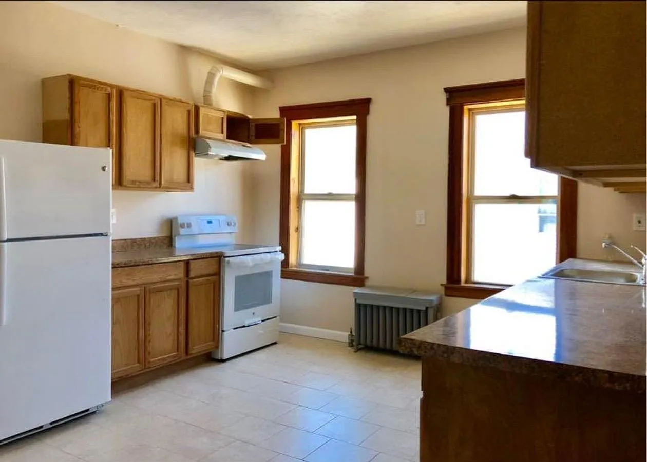 3 bed, 1200 sqft, $2,150 — Photo 3