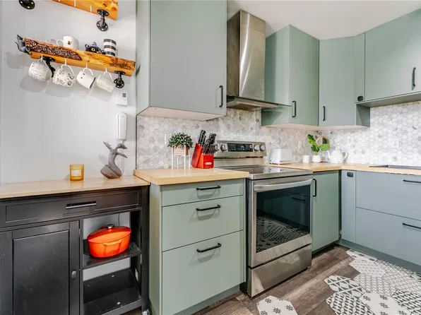 3460 Quadra St #203, Saanich, BC V8X 1G6