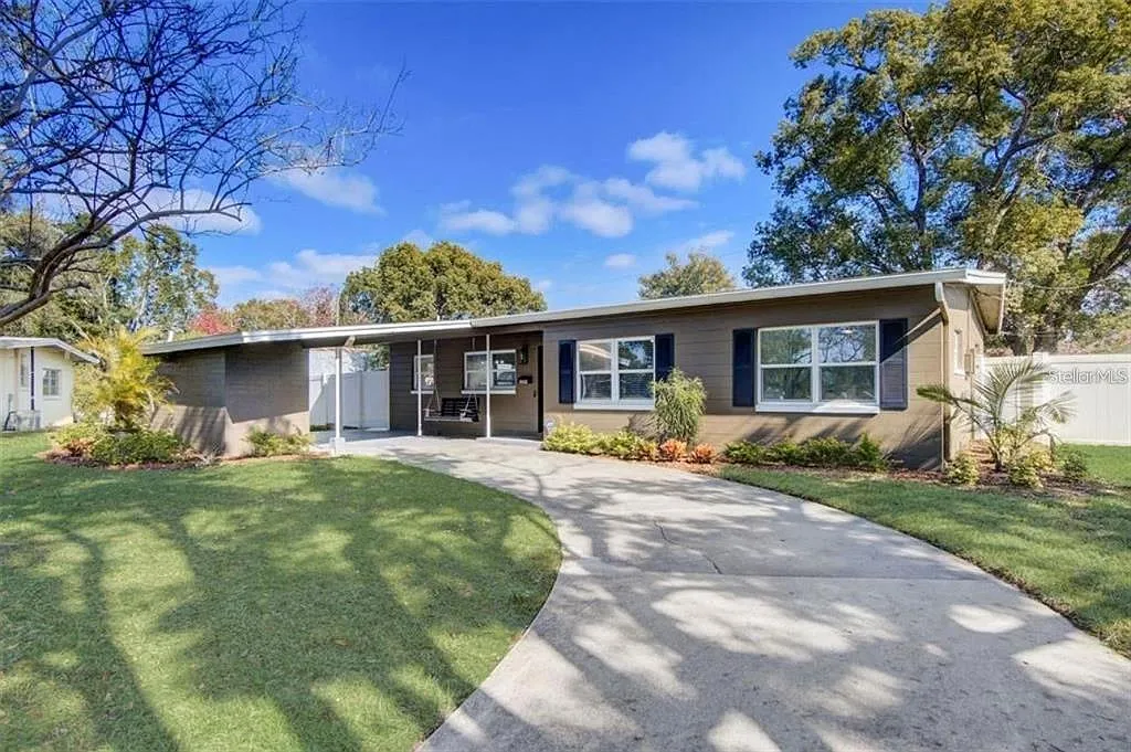 3 bed, 2.0 bath, 1374 sqft, $3,000 — Photo 1