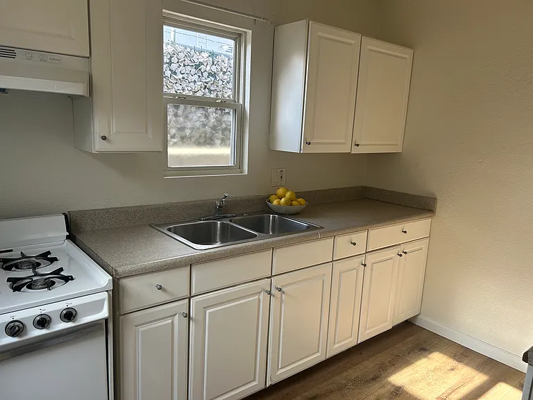 Full kitchen