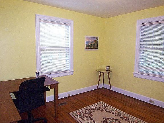 Bright back bedroom/office