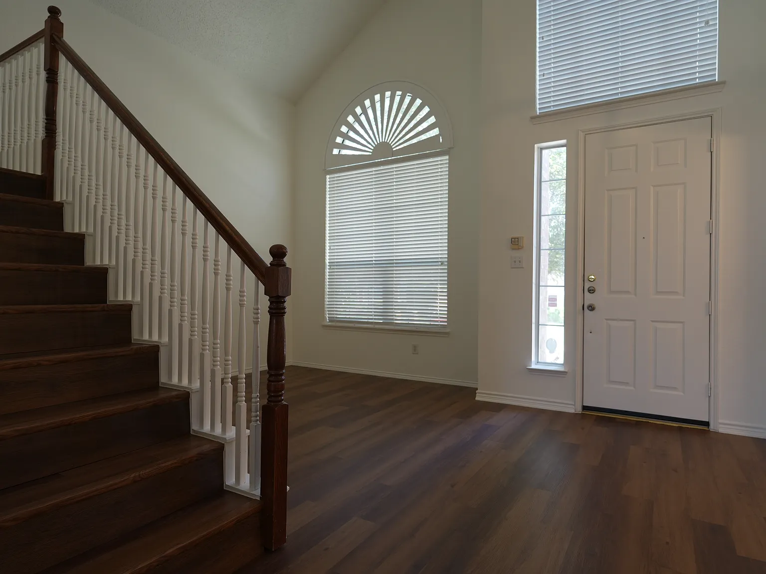 2032 Fox Glen Dr — Photo 3