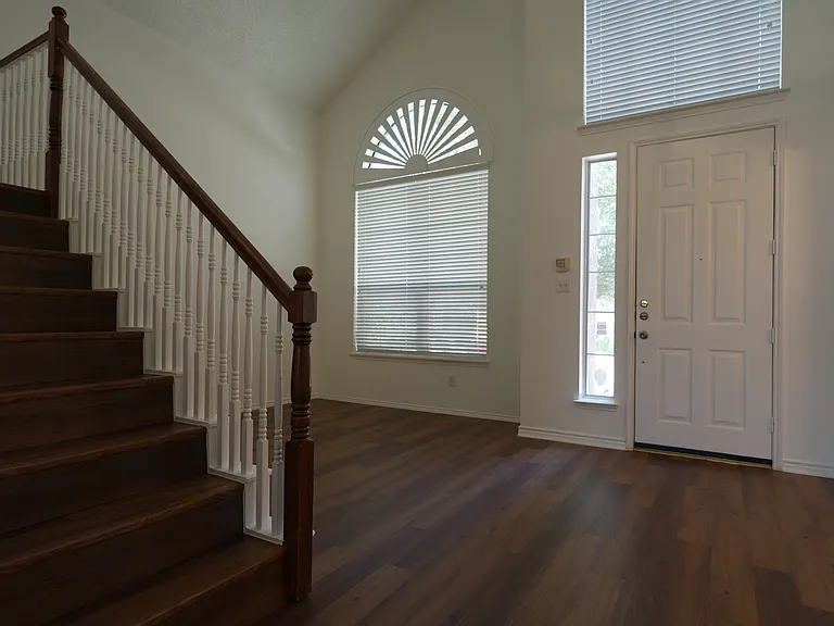 2032 Fox Glen Dr — Photo 3