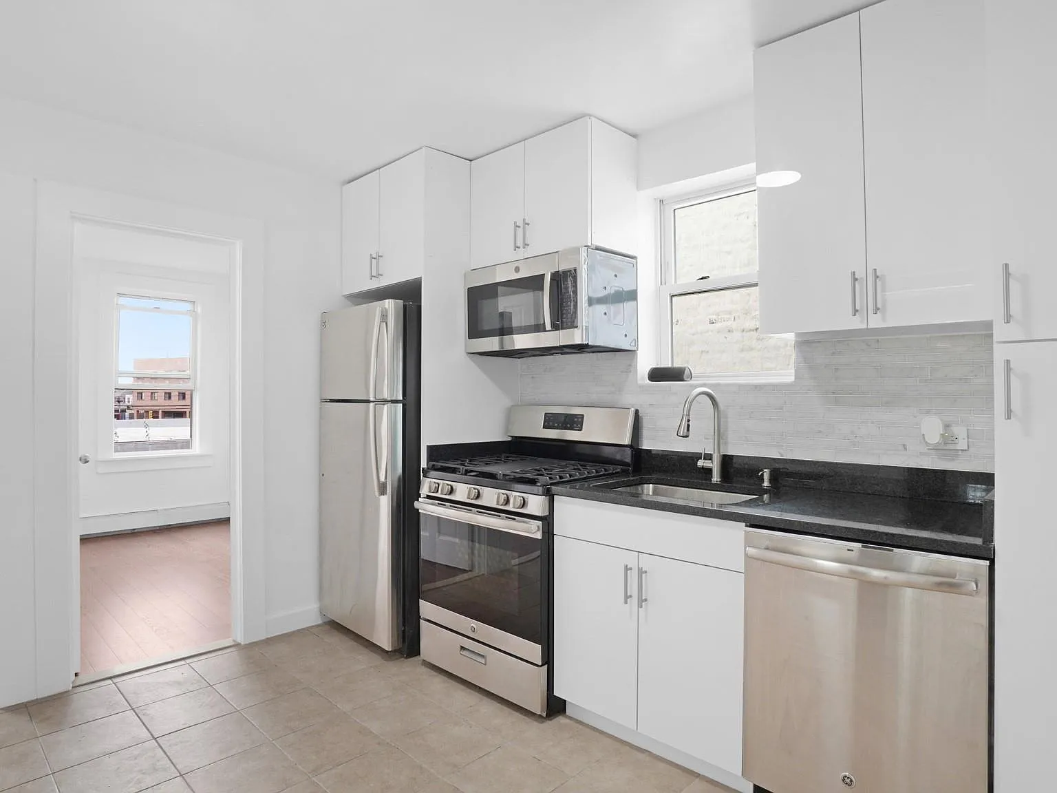 3 bed, 1.0 bath, 850 sqft, $3,200 — Photo 3