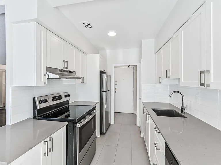 135 Lawton Blvd — Photo 5