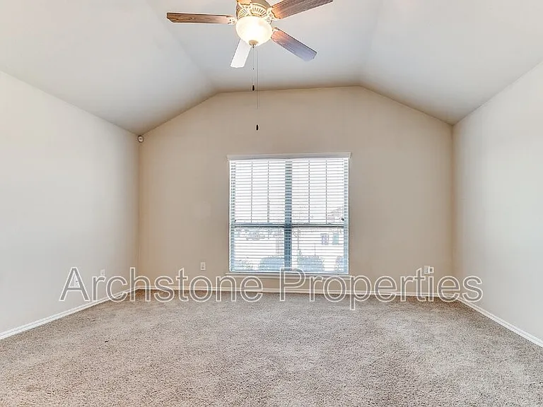 19704 Taggert Dr — Photo 4