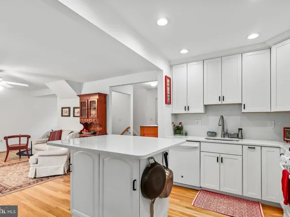 7732 Leonard Dr, Falls Church, VA 22043