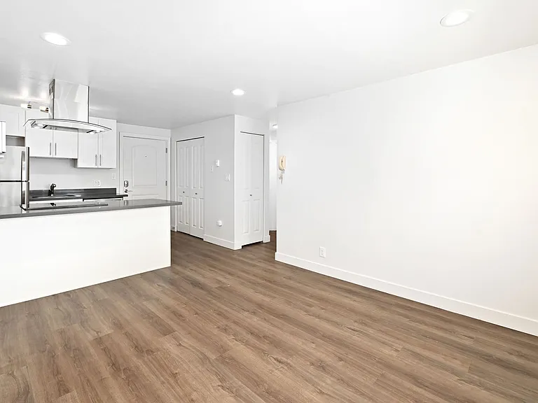732 N 95th St — Photo 9