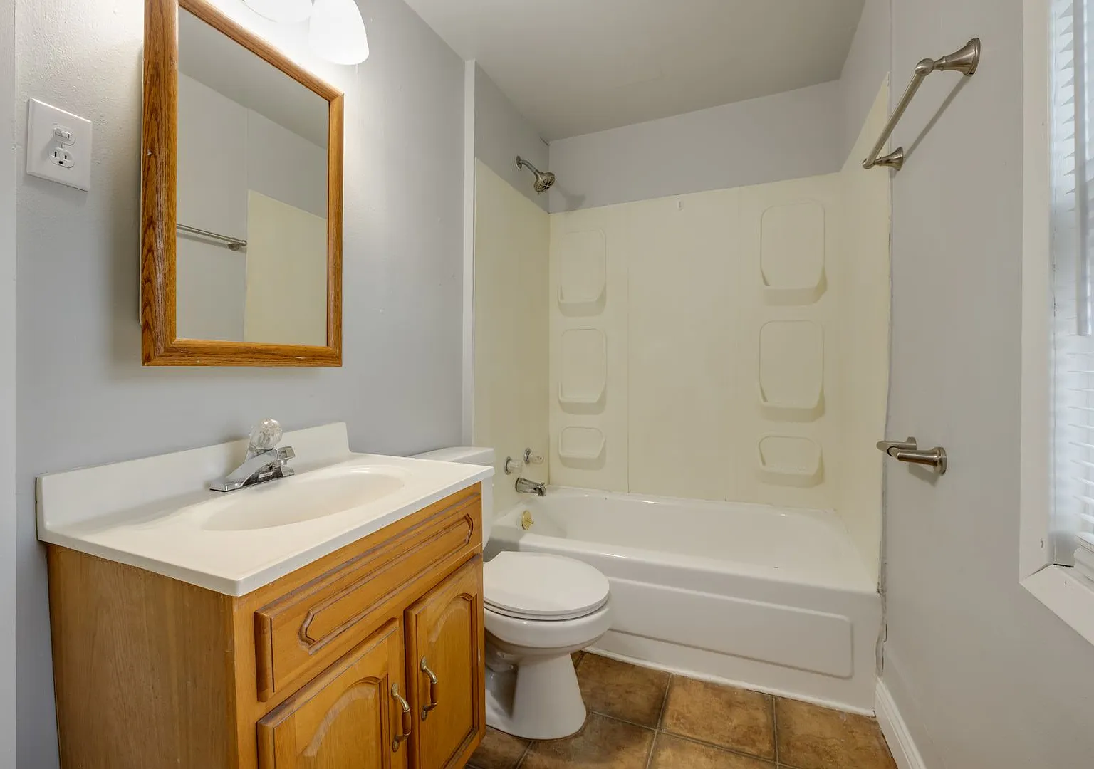 231 W Follett St — Photo 4