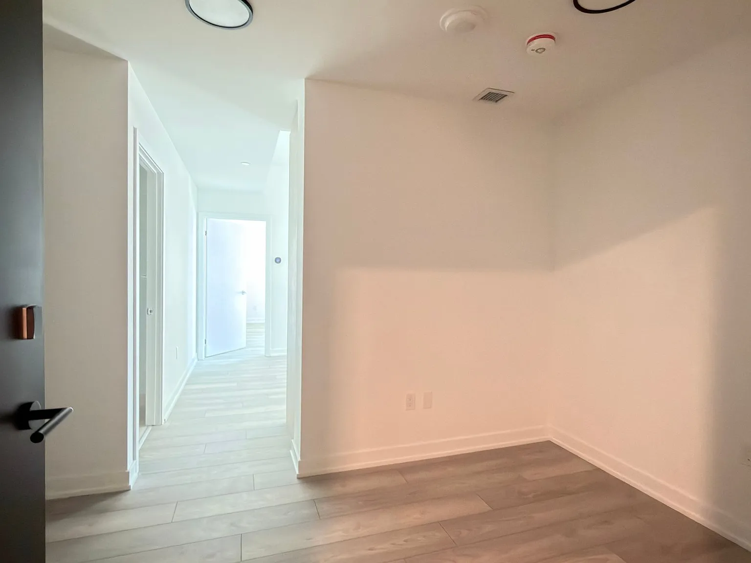 1007 The Queensway Etobicoke — Photo 3