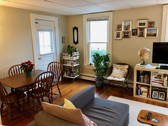 Living room/dining area
