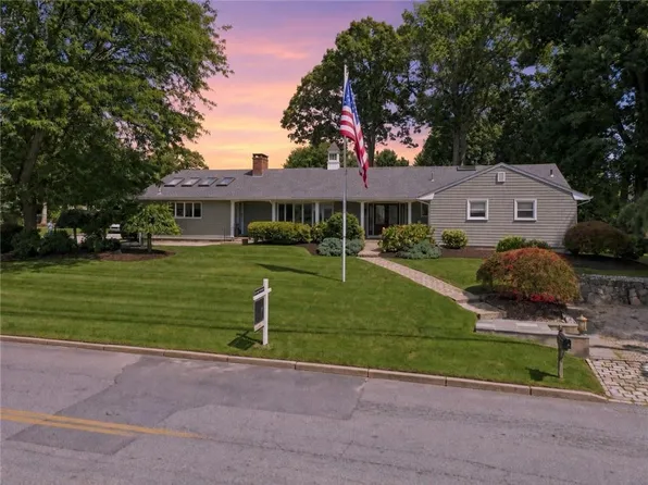 210 Wildflower Dr, Cranston, RI 02921