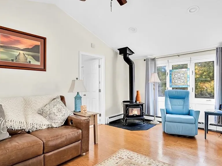 2BED2BATH HOME - LIVING ROOM