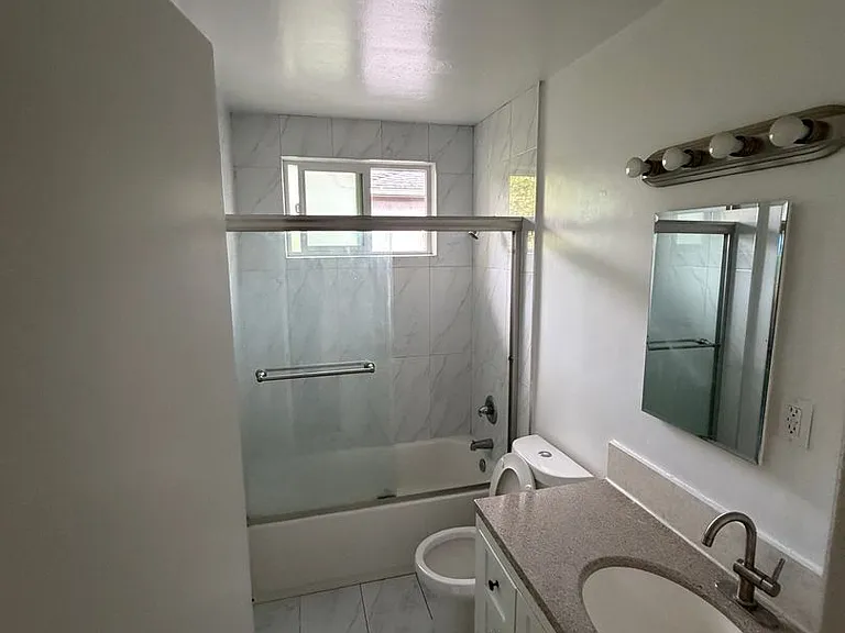 435 S Hoover St — Photo 12