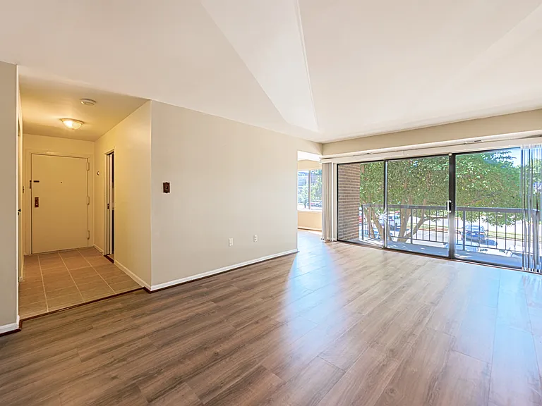 9728 Kingsbridge Dr #101 — Photo 3