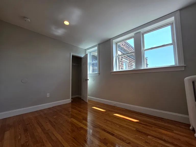 85 Egmont St #2 — Photo 4