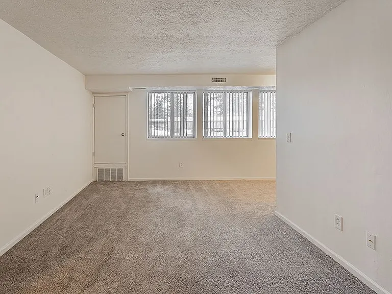 Delta Square Apartments - Lansing, MI — Photo 27