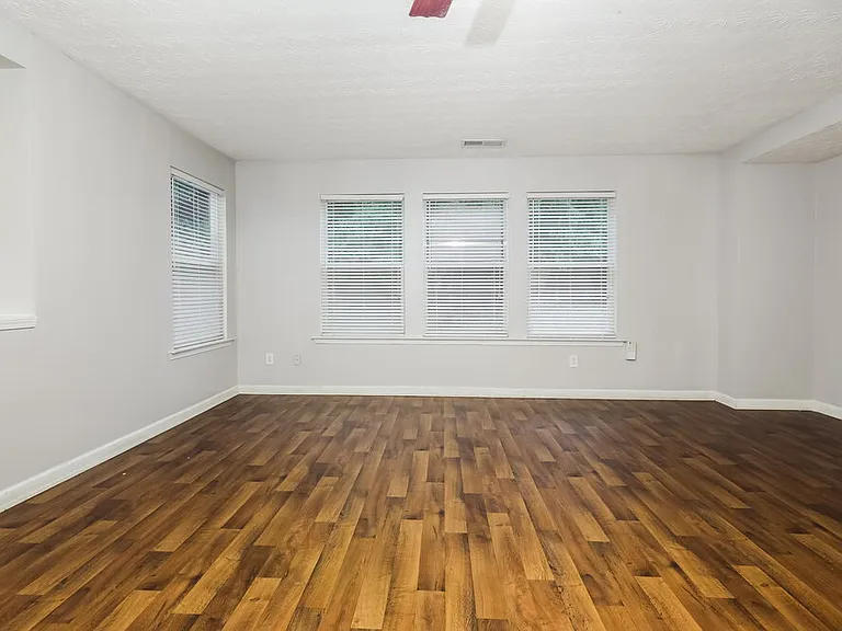2894 Edgewater St SW — Photo 4