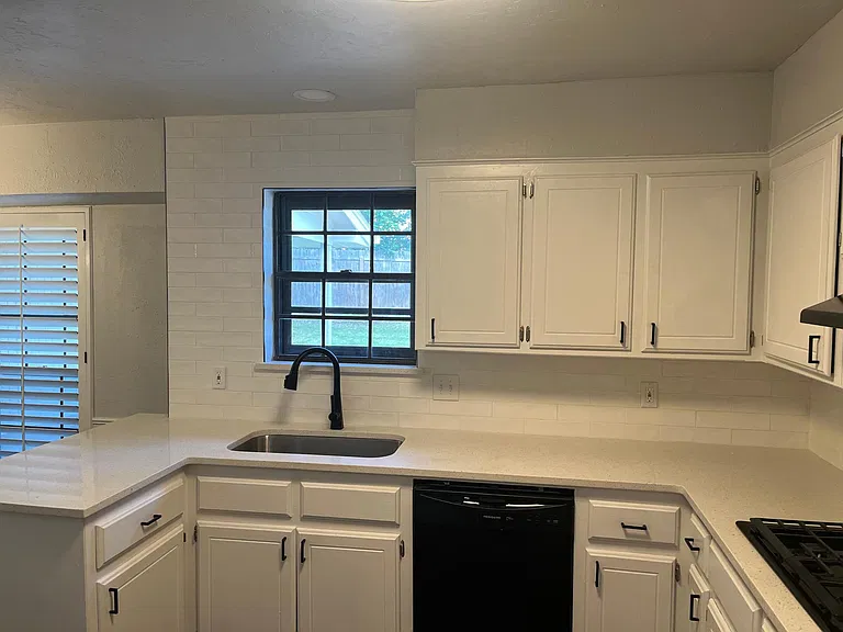 801 Wendy Ln — Photo 2
