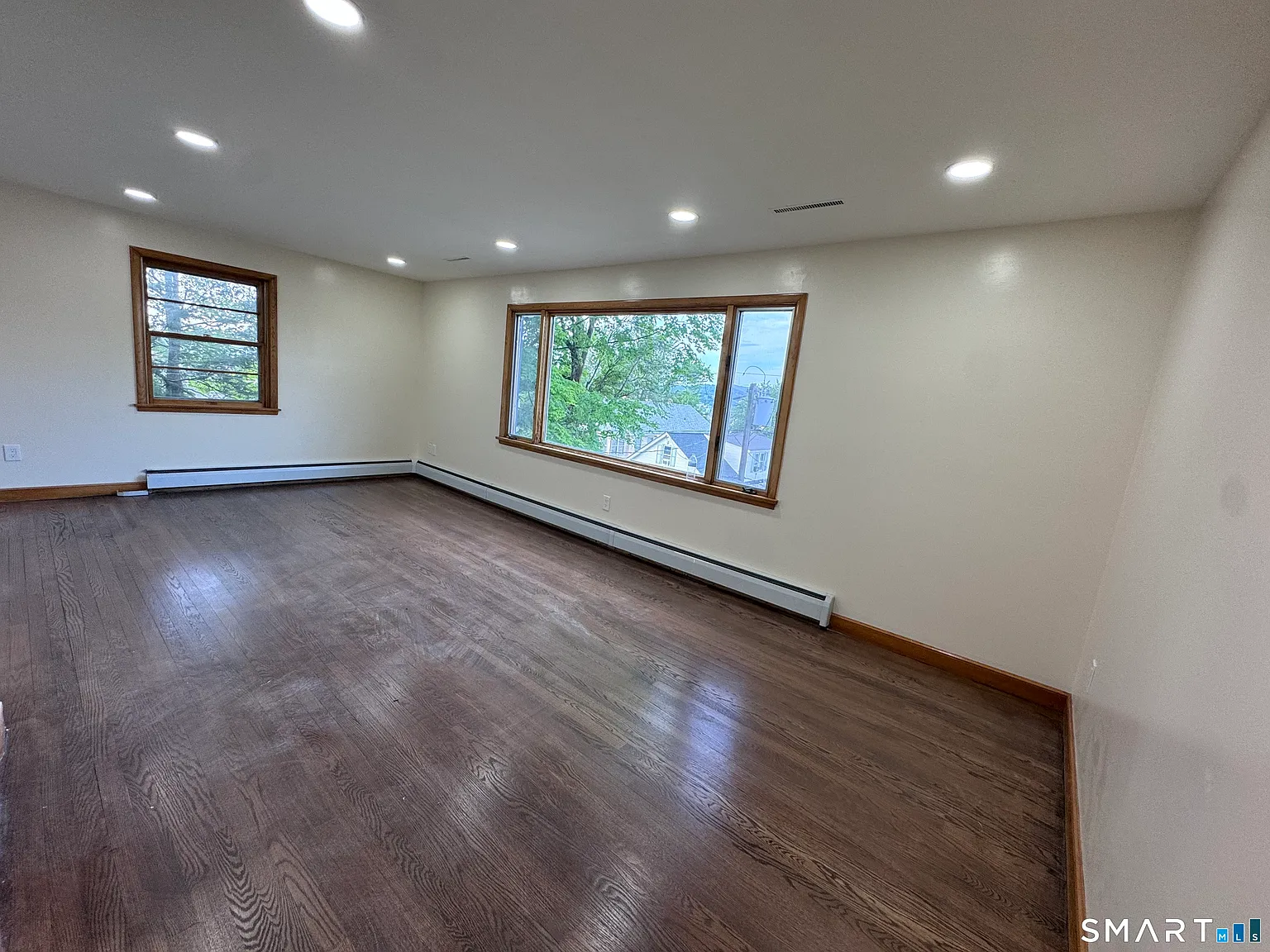 4 bed, 1.5 bath, 3156 sqft, $2,600 — Photo 2