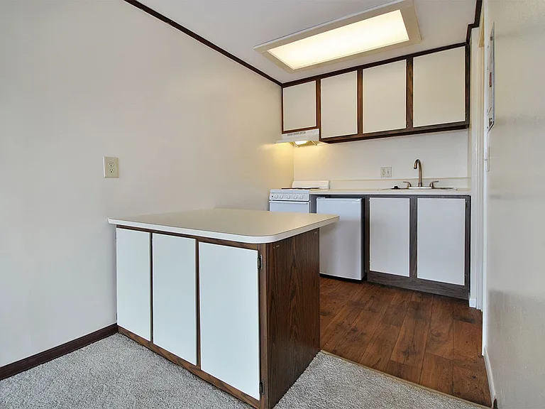 Surrey Park Apartments — Photo 8