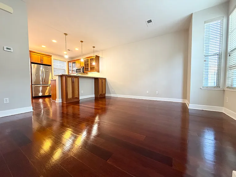 1338 Eddy St — Photo 3