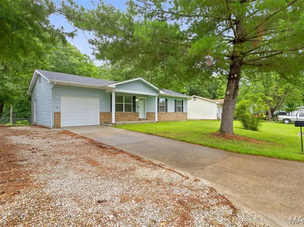 2210 Columbus Cir, Warrenton, MO 63383
