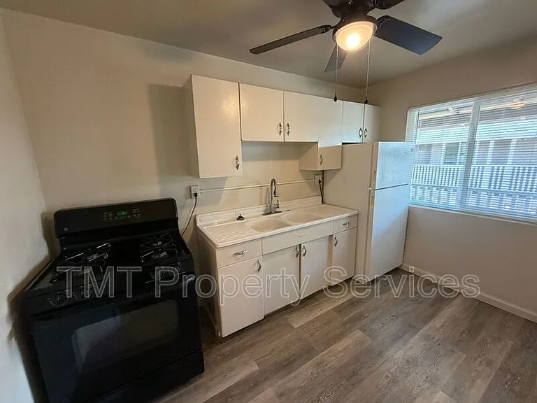 2530 S St #13 — Photo 8
