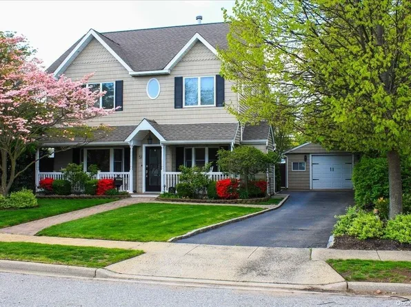 51 Crag Lane, Levittown, NY 11756