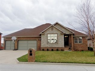 702 Cascades Dr, Nixa, MO 65714