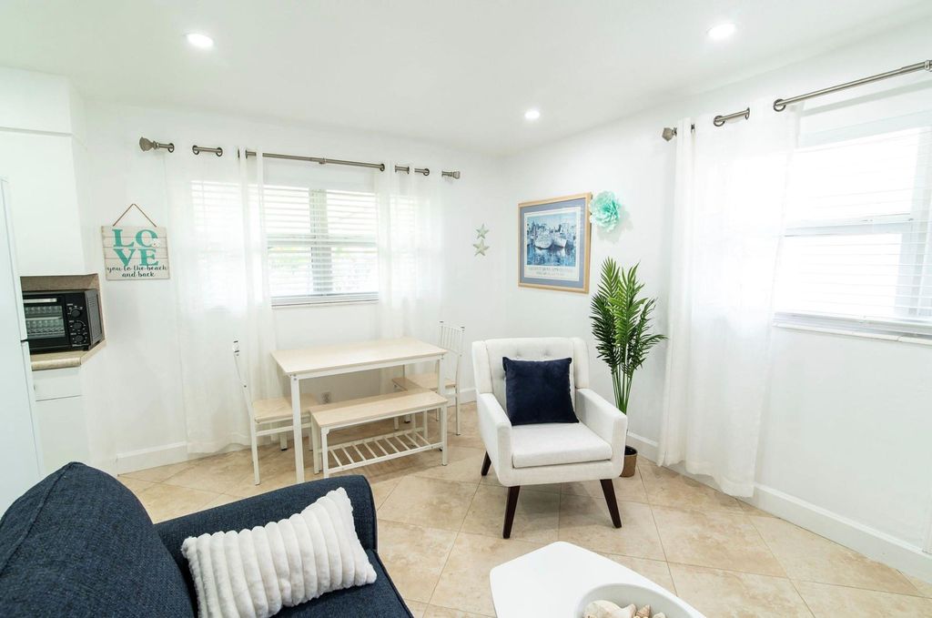 3230 NE 13th St APT 203, photo 3