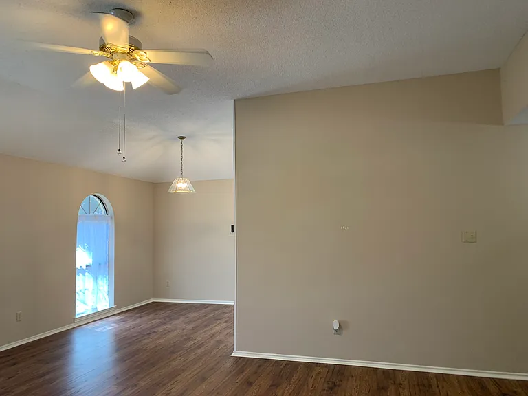 1526 Clover Ln — Photo 5