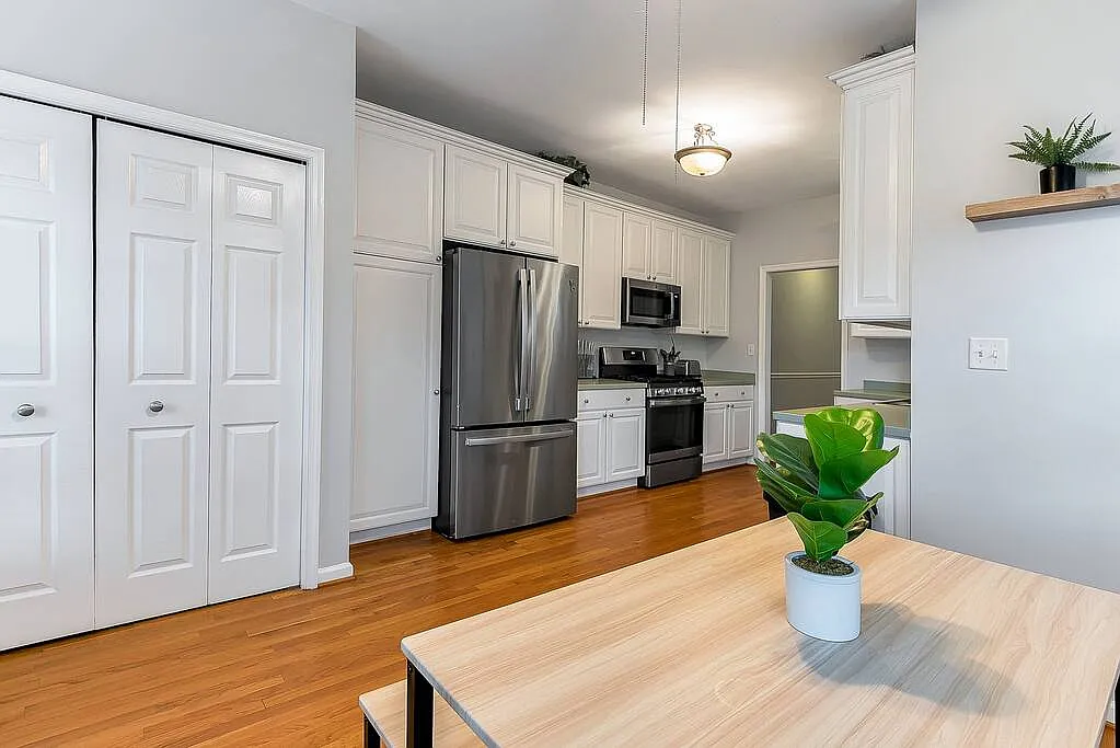 3 bed, 2.5 bath, 2028 sqft, $5,500 — Photo 3