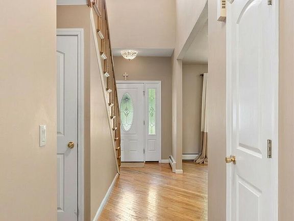 5th image of 38 Bayview Ave