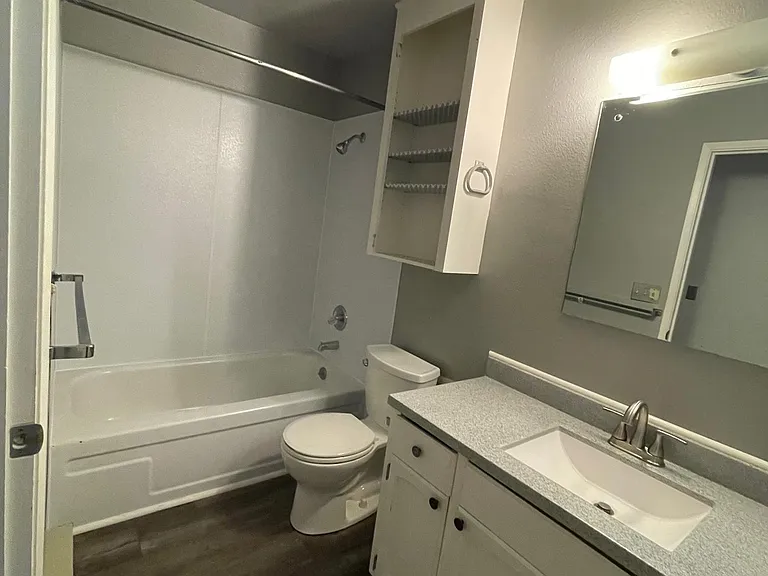 1004 E South St #6 — Photo 6