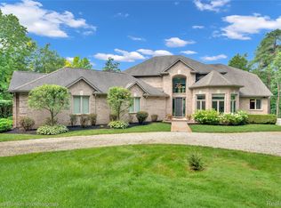 668 E Buell Rd, Rochester, MI 48306