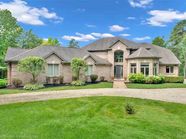 668 E Buell Rd, Rochester, MI 48306