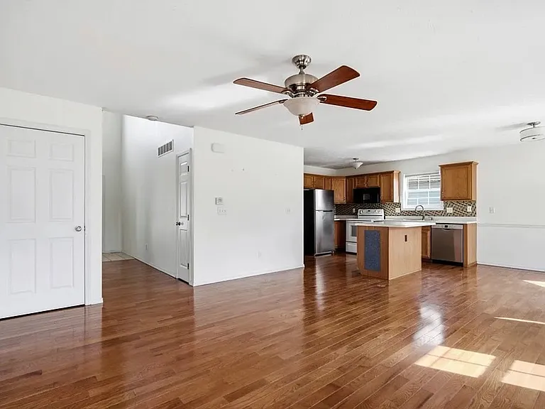 2719 Gill St — Photo 11