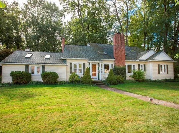 7733 Mapleway Dr, Olmsted Falls, OH 44138