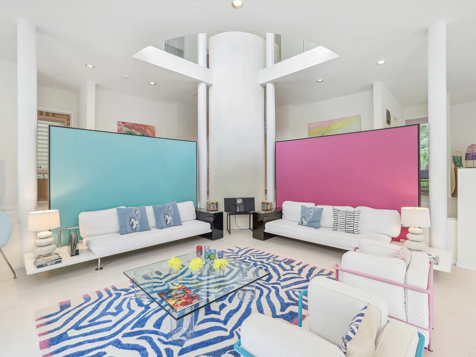 Spectacular Modernist Hideaway — Photo 4