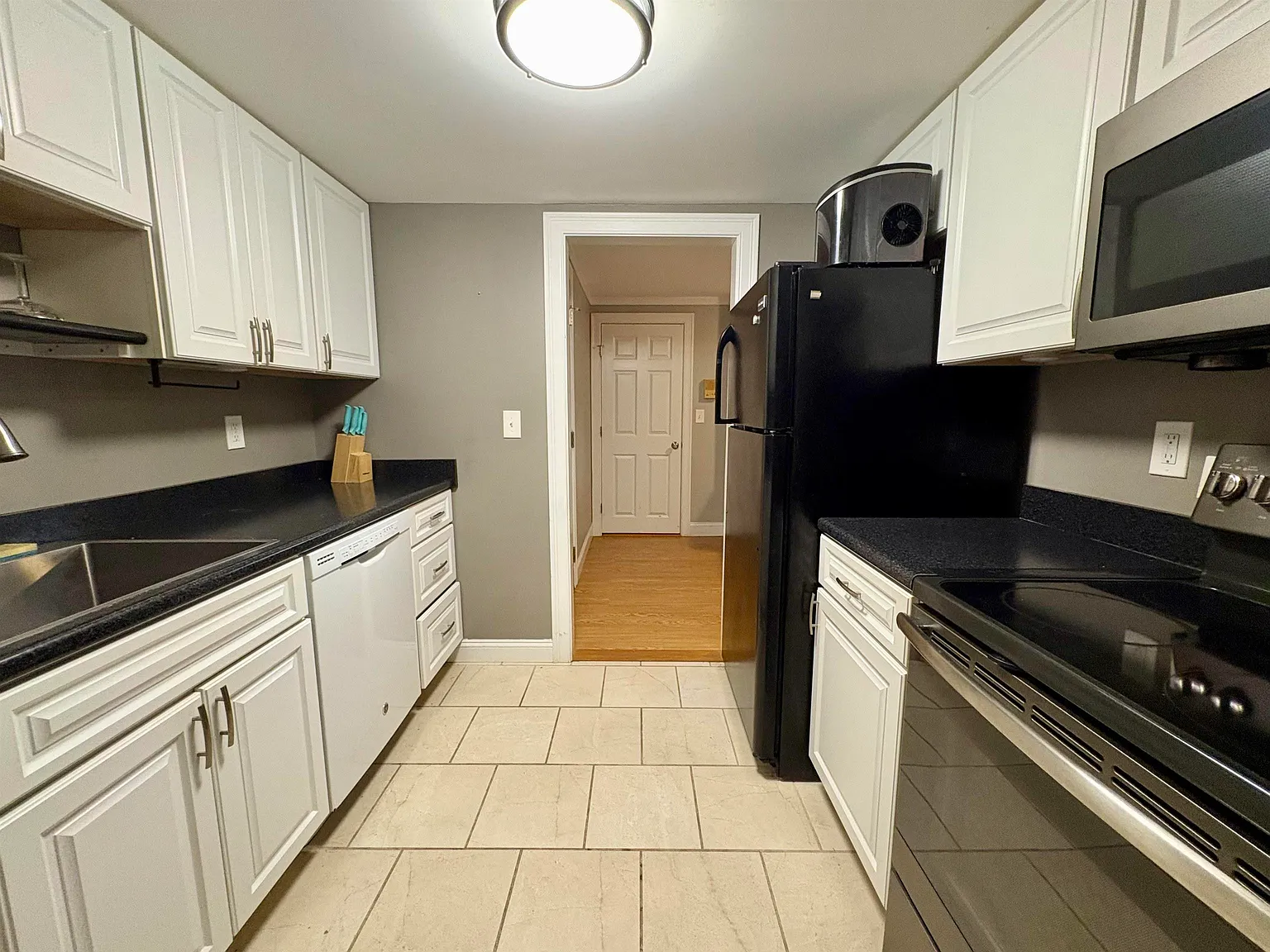 2 bed, 1.0 bath, 810 sqft, $2,295 — Photo 1