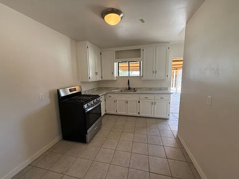 1835 Palomas Dr NE — Photo 6
