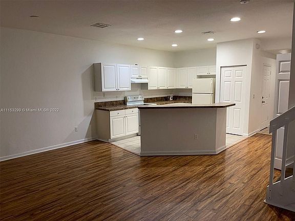 2nd image of 1405 Lucaya Dr #1405