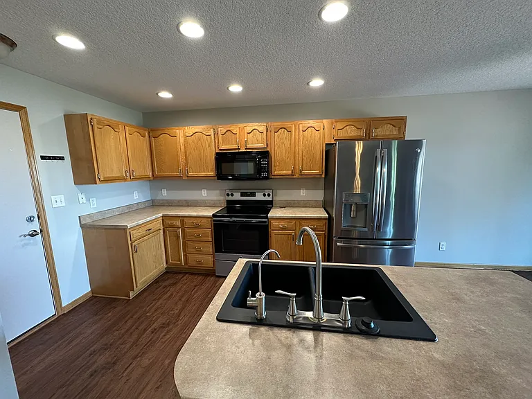 585 SE Crabapple Dr — Photo 4