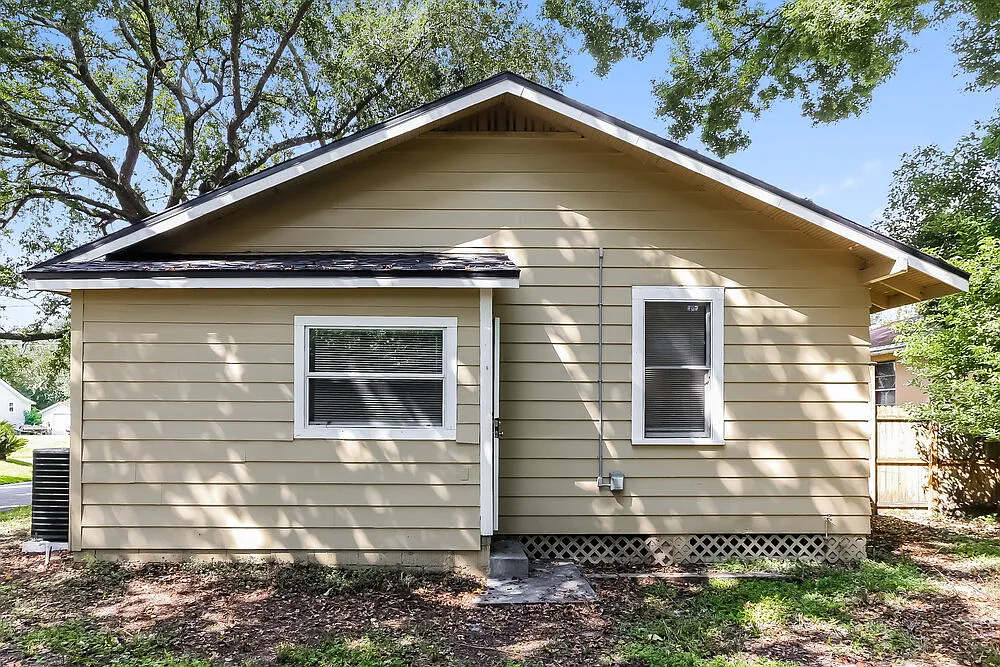 3 bed, 1.0 bath, 1030 sqft, $1,795 — Photo 1
