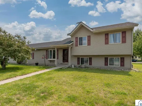 1114 Engesser Ln, Saint Peter, MN 56082