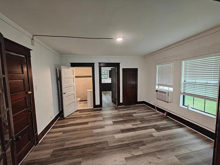 211 E Standifer St #B — Photo 7