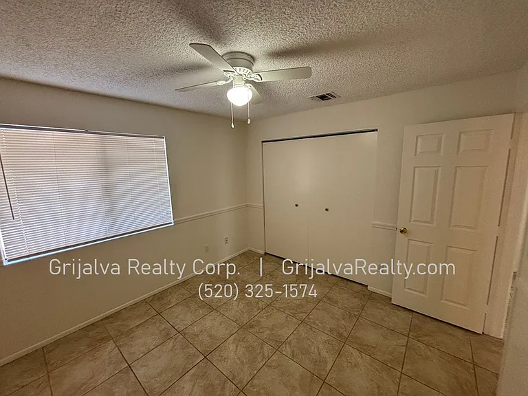 1821 W Mountain Oak Ln — Photo 10