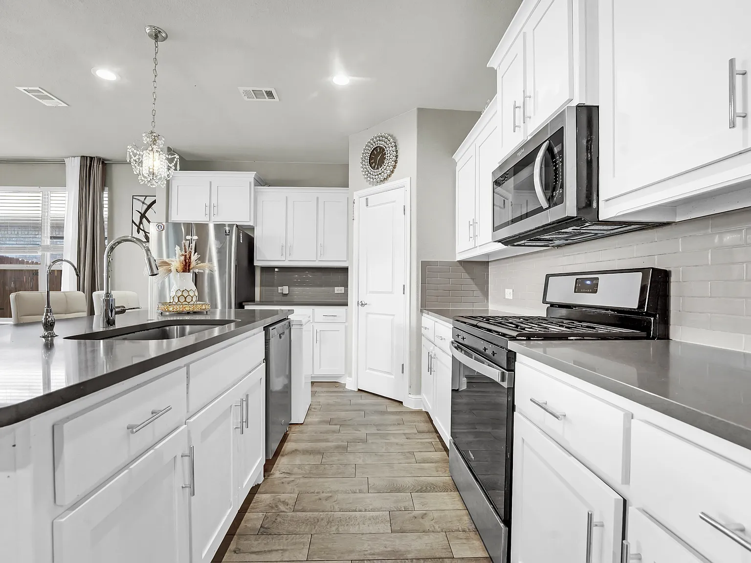 4 bed, 2200 sqft, $2,300 — Photo 4
